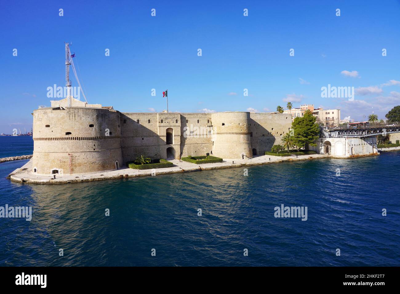 Antico castello di Taranto sul canale del mare e ponte sospeso, Apuia, Italia Foto Stock