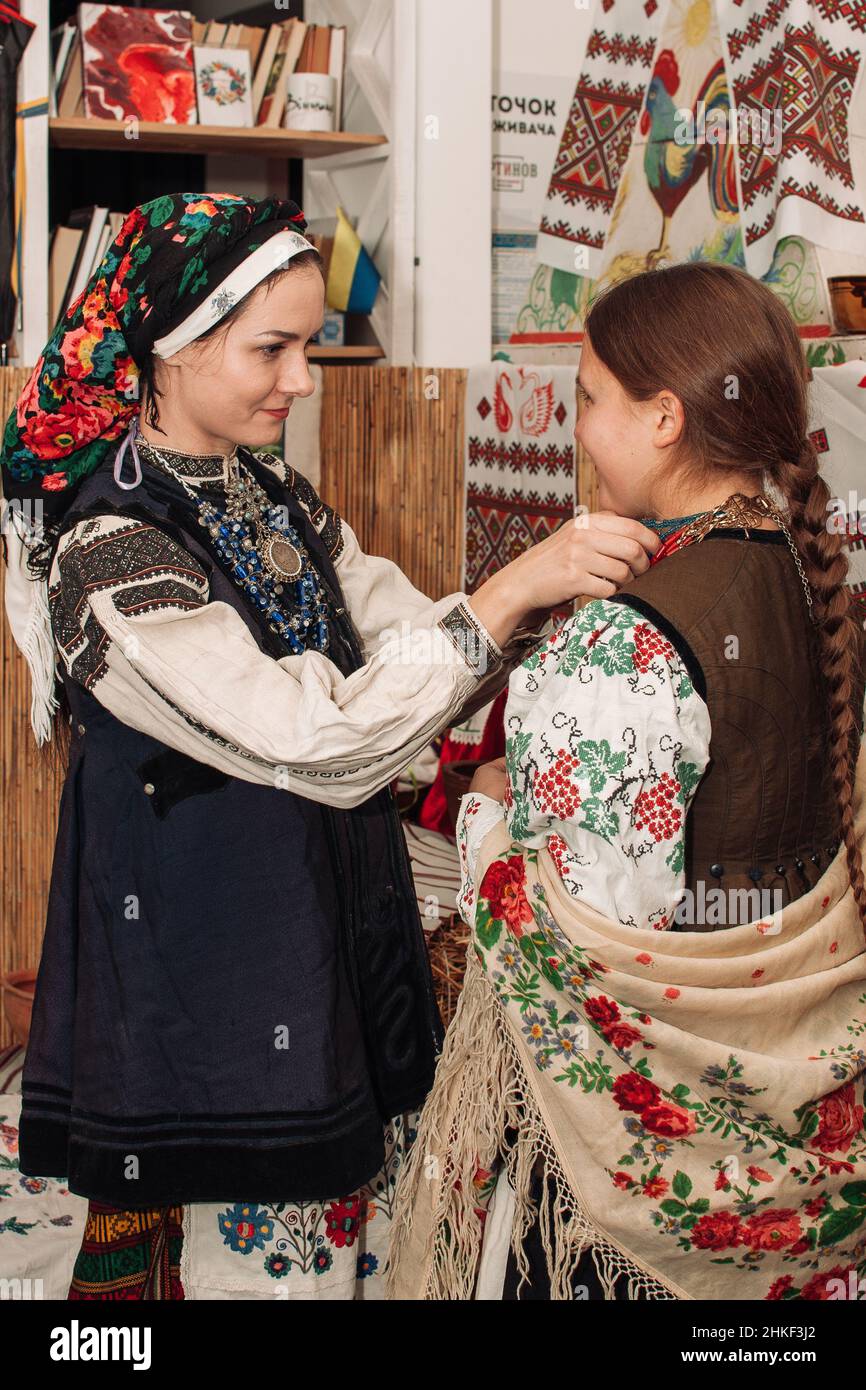 Due ragazze in abiti tradizionali ucraini e in camicie ricamate si  preparano per l'esecuzione Foto stock - Alamy