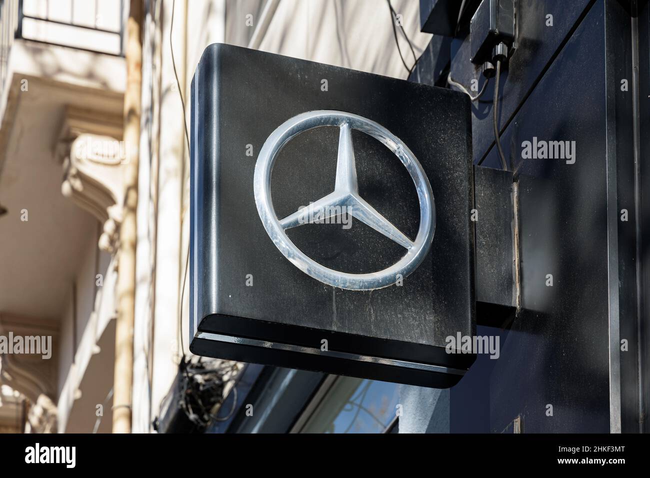 VALENCIA, SPAGNA - 02 FEBBRAIO 2022: Mercedes Benz è un marchio automobilistico di lusso tedesco Foto Stock