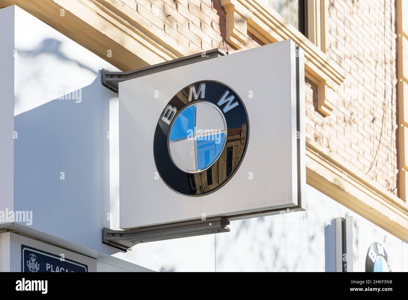 VALENCIA, SPAGNA - 02 FEBBRAIO 2022: BMW è un'azienda multinazionale tedesca produttrice di veicoli di lusso e motociclette Foto Stock