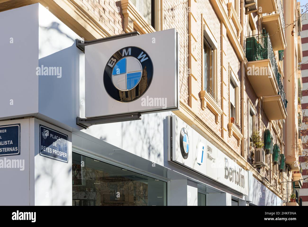 VALENCIA, SPAGNA - 02 FEBBRAIO 2022: BMW è un'azienda multinazionale tedesca produttrice di veicoli di lusso e motociclette. Concessionario Bertolin Foto Stock