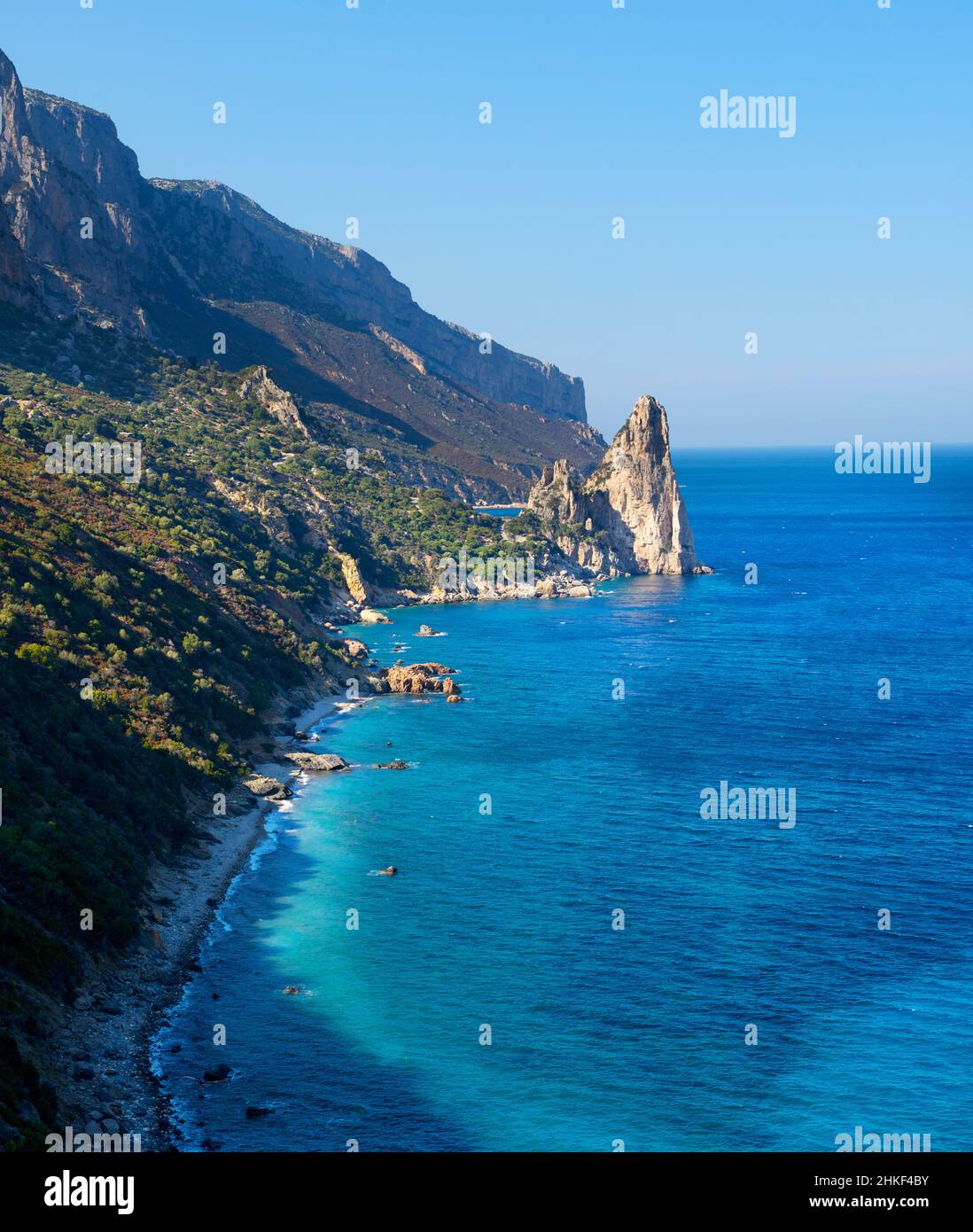 Vista sul mare cristallino smeraldo in Sardegna, vista sulla costa Foto Stock