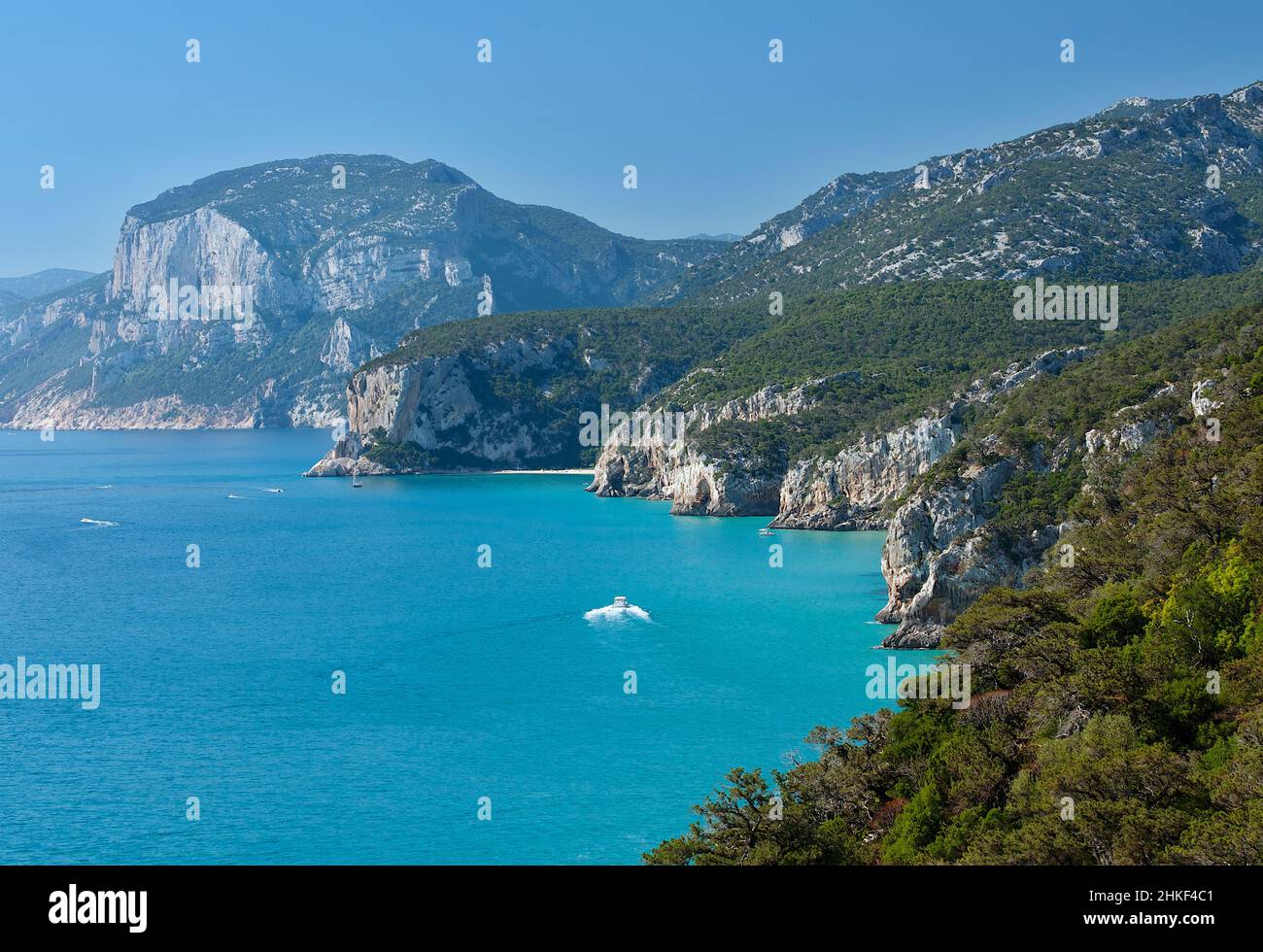 Vista sul mare cristallino smeraldo in Sardegna, vista sulla costa Foto Stock
