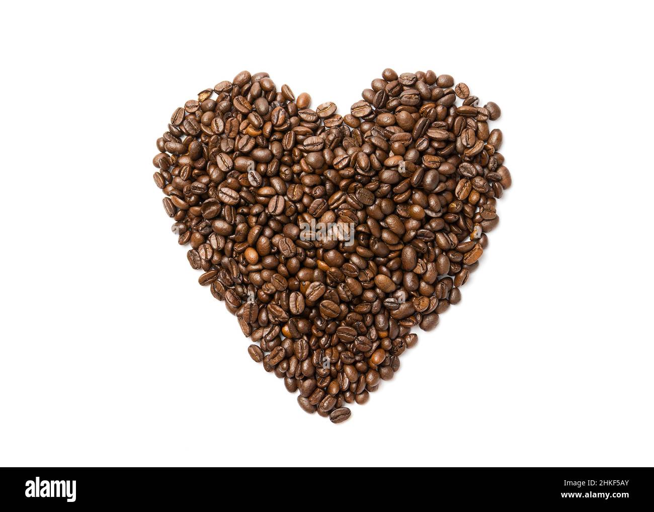 Cuore dai chicchi di caffè. Chicchi di caffè a forma di cuore sfondo bianco isolato 2 Foto Stock