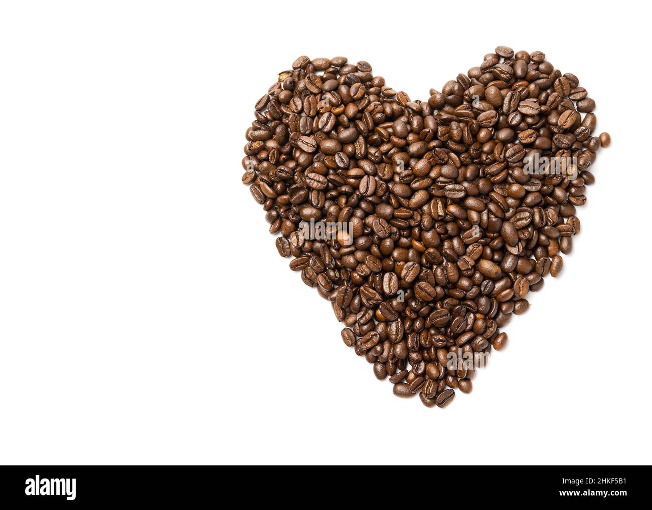 Cuore dai chicchi di caffè. Chicchi di caffè a forma di cuore fondo bianco isolato Foto Stock