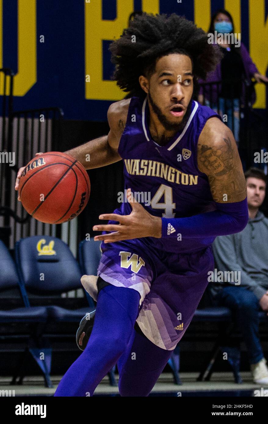 Berkeley, CA Stati Uniti 03rd Feb, 2022. A. Washington Guard PJ Fuller (4) guarda passare la palla durante la partita di pallacanestro maschile NCAA tra Washington Huskies e California Golden Bears. Washington ha battuto la California 84-63 all'Hass Pavilion Berkeley Calif. Thurman James/CSM/Alamy Live News Foto Stock