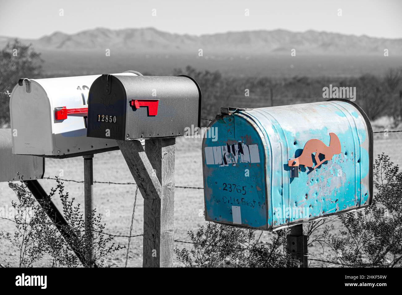 Una fotografia in bianco e nero colorata a mano con tre caselle postali. Foto Stock