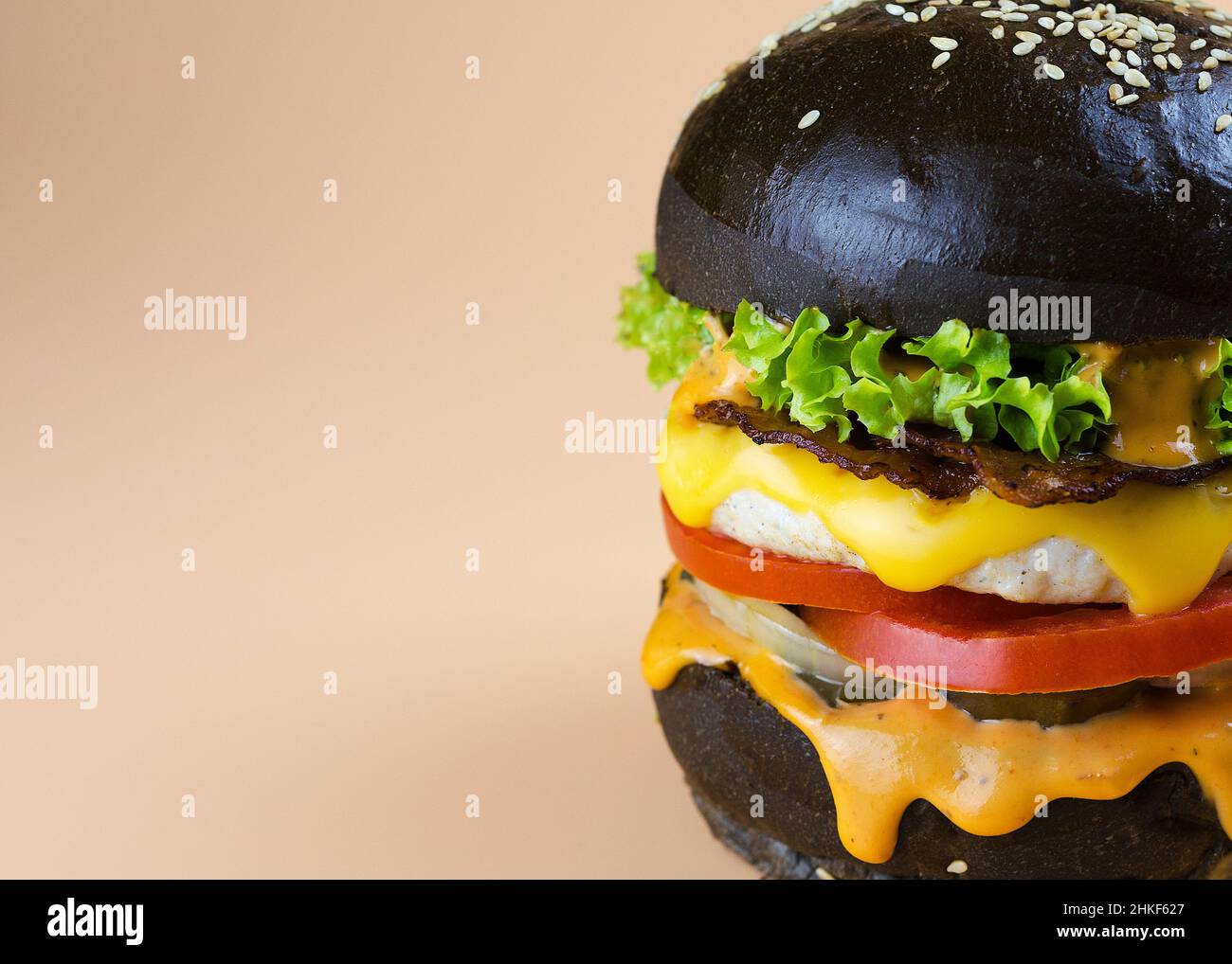 hamburger di pollo in un panino nero 7 Foto Stock