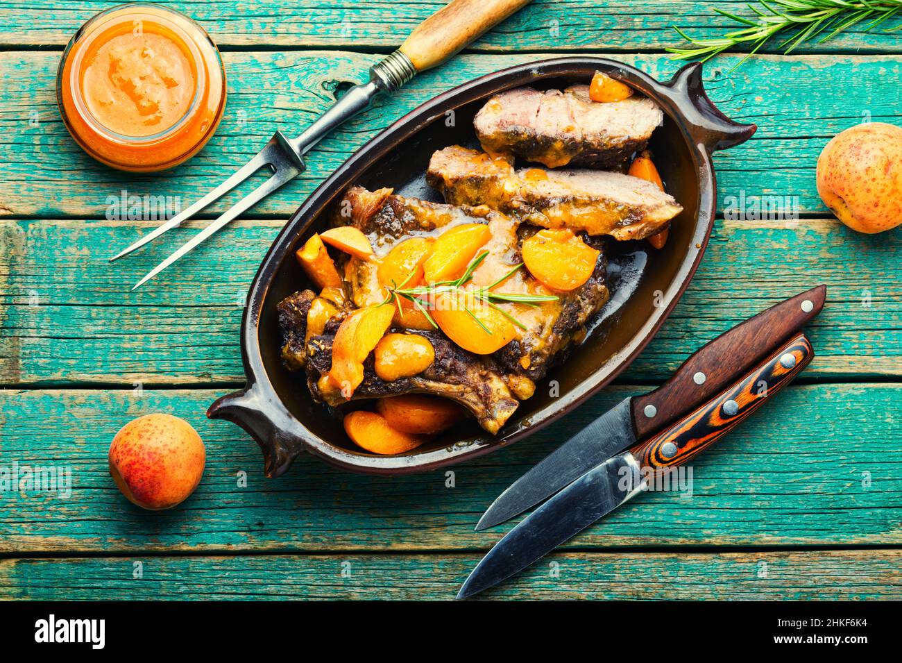 Gustosa carne di manzo in salsa di albicocche. Bistecca di vitello in marinata di frutta. Foto Stock