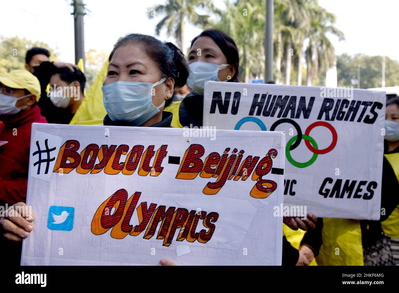 New Delhi, India. 4th Feb 2022. Gli attivisti del Congresso Tibetano della Gioventù protestano a Nuova Delhi contro le Olimpiadi invernali di Pechino definendola ''Olimpiadi del genocidio' (immagine di credito: © Sondeep Shankar/Pacific Press via ZUMA Press Wire) Foto Stock