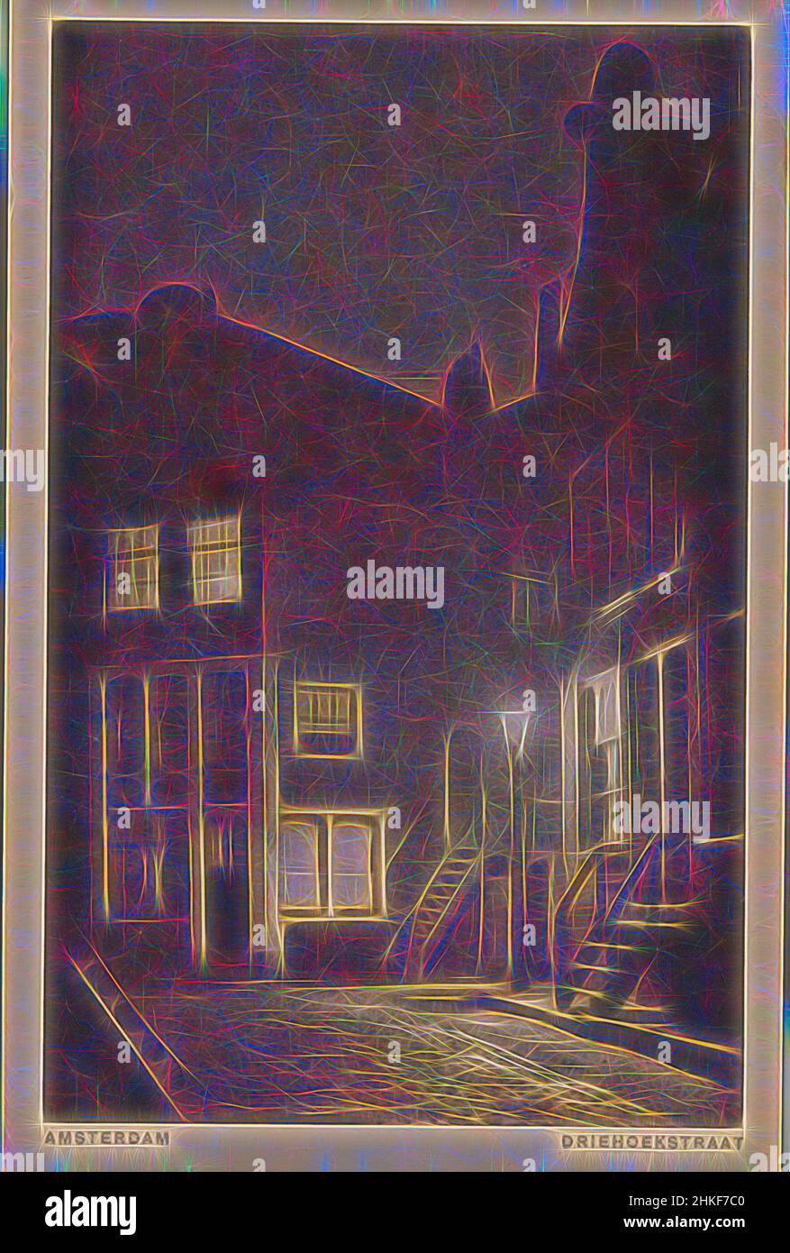 Ispirato ad Amsterdam. Driehoekstraat, produttore:, stampante: Gebrs. Van Rijkom, Amsterdam, 1875 - 1930, collotype, altezza 140 mm x larghezza 90 mm, Reimagined by Artotop. L'arte classica reinventata con un tocco moderno. Design di calda e allegra luminosità e di raggi di luce. La fotografia si ispira al surrealismo e al futurismo, abbracciando l'energia dinamica della tecnologia moderna, del movimento, della velocità e rivoluzionando la cultura Foto Stock