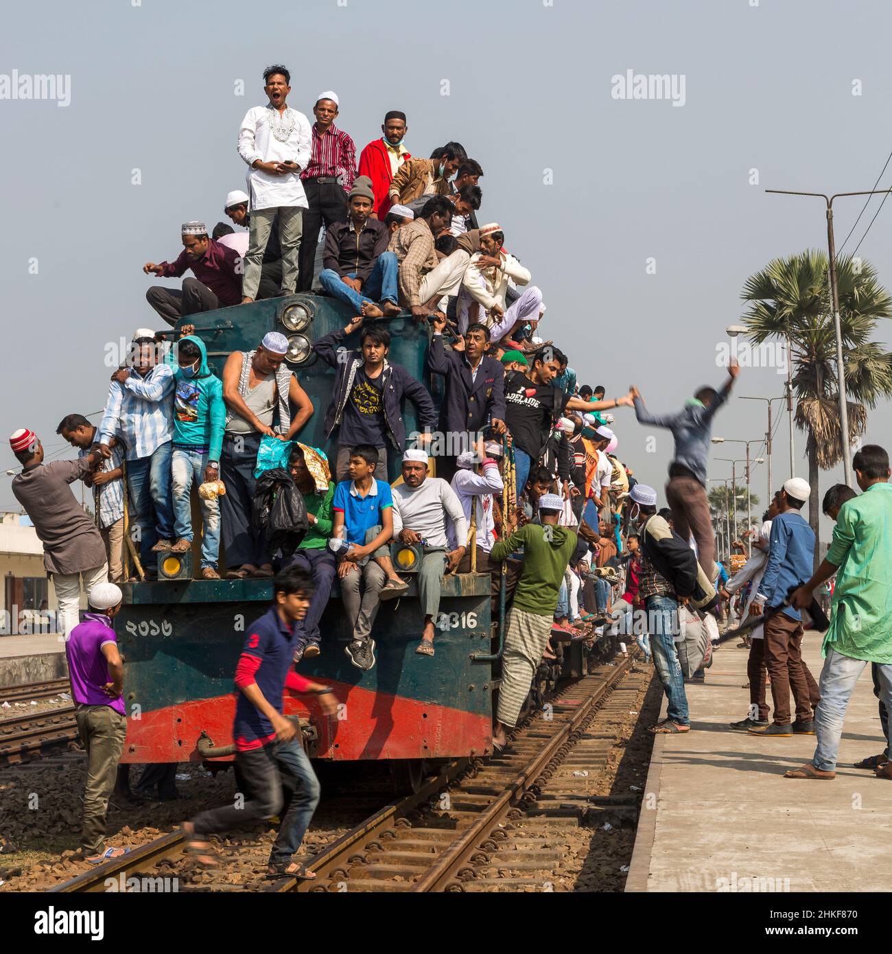 Bangladesh Railway il treno speciale Bishwa Ijtema a Dhaka. Ijtema significa Congregazione Globale) è un raduno annuale di musulmani Foto Stock