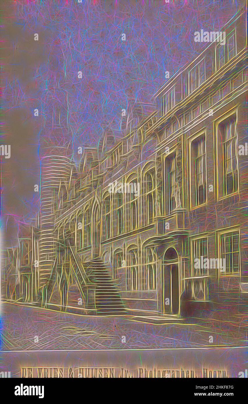 Ispirato dalla vista del municipio di Alkmaar, De Vries & Huijsen jr., Alkmaar, 1878 - 1888, stampa albume, altezza 167 mm x larghezza 108 mm, reinventato da Artotop. L'arte classica reinventata con un tocco moderno. Design di calda e allegra luminosità e di raggi di luce. La fotografia si ispira al surrealismo e al futurismo, abbracciando l'energia dinamica della tecnologia moderna, del movimento, della velocità e rivoluzionando la cultura Foto Stock