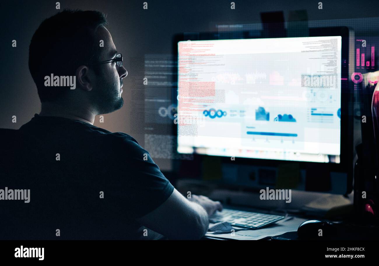 Sviluppo in corso. Scatto ritagliato di un giovane programmatore di computer che guarda attraverso i dati. Foto Stock