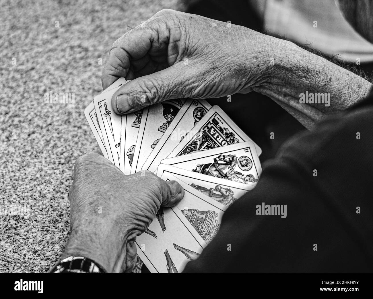 Primo piano di carte da gioco con il mazzo spagnolo in una città della galizia. Foto Stock