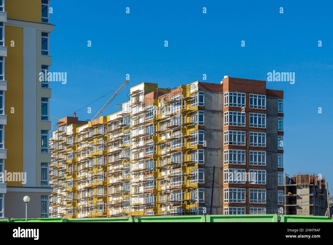 Costruzione di un nuovo microstruttorio e sviluppo di nuovi territori per la costruzione di abitazioni nella città satellite di Lesnaya Polyana, selettiva fo Foto Stock