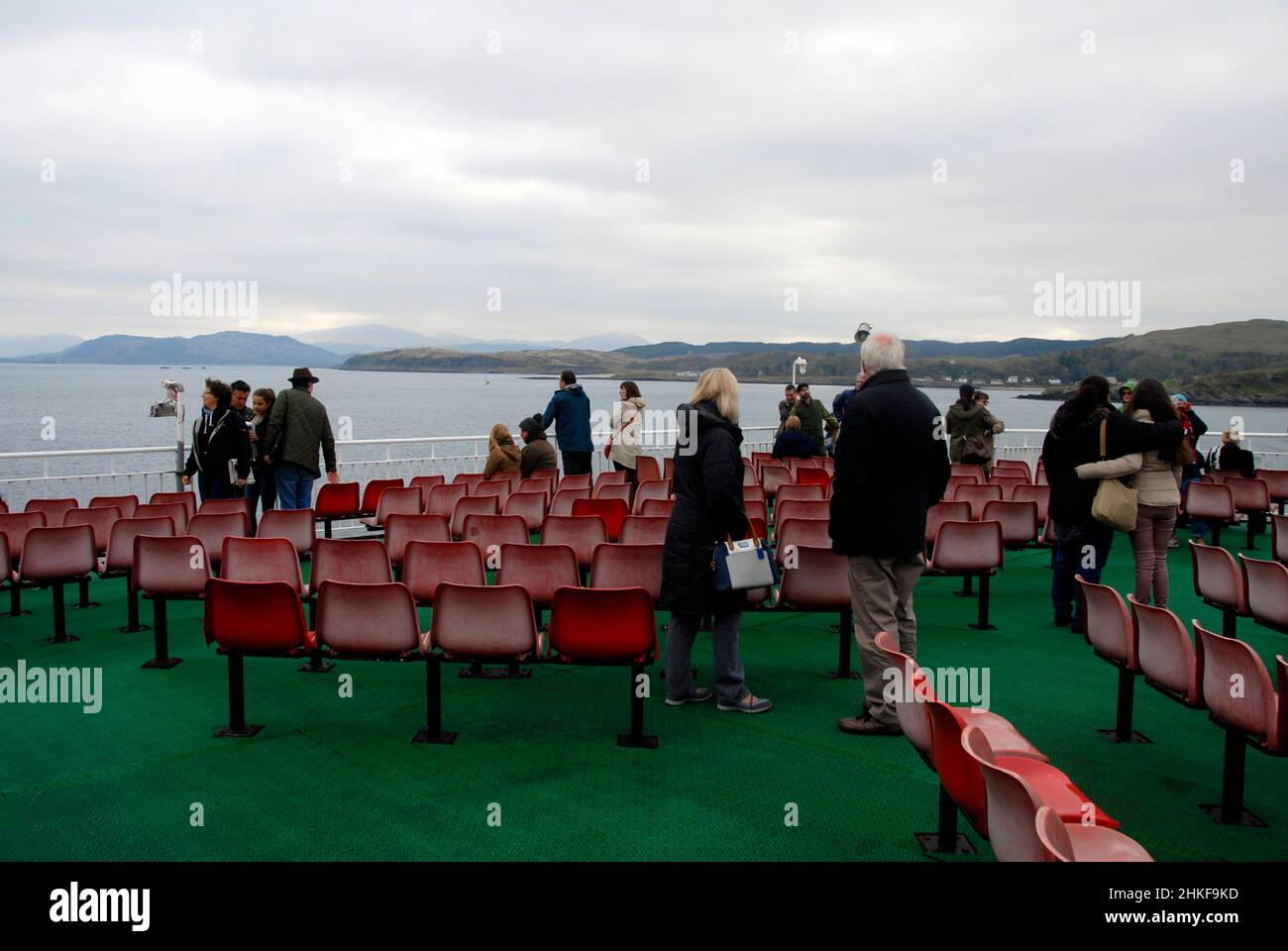 Traghetto da Oban a Mull, Scozia con alcuni passeggeri seduti e alcuni in piedi mentre guardano il panorama Foto Stock