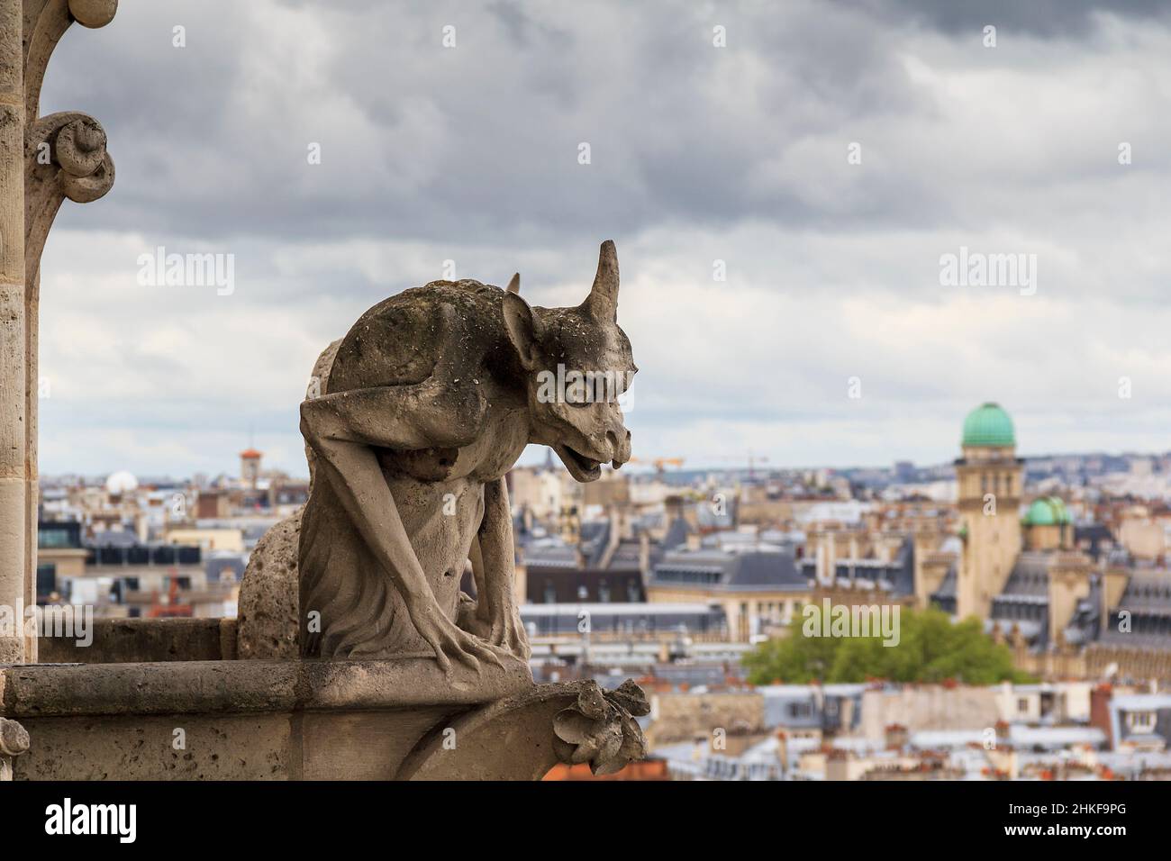 Questa è una delle statue di chimere sono installati all'ultimo piano ai piedi delle torri di Notre-Dame de Paris 13 maggio 2013 Parigi, Francia. Foto Stock