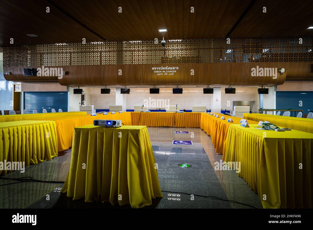 Vista della sala delle partenze presso l'Aeroporto Internazionale di Betong a Yala. Sono in corso preparativi all'Aeroporto Internazionale di Betong per una cerimonia ufficiale rivoluzionaria. Questo aeroporto, che ha subito ritardi nell'apertura per diversi anni a causa della costruzione e del conflitto sui contratti aerei, dovrebbe portare il turismo a Yala, la provincia più meridionale della Thailandia. Yala, come le province vicine, è in stato di emergenza da oltre un decennio a causa di conflitti e violenze. Foto Stock