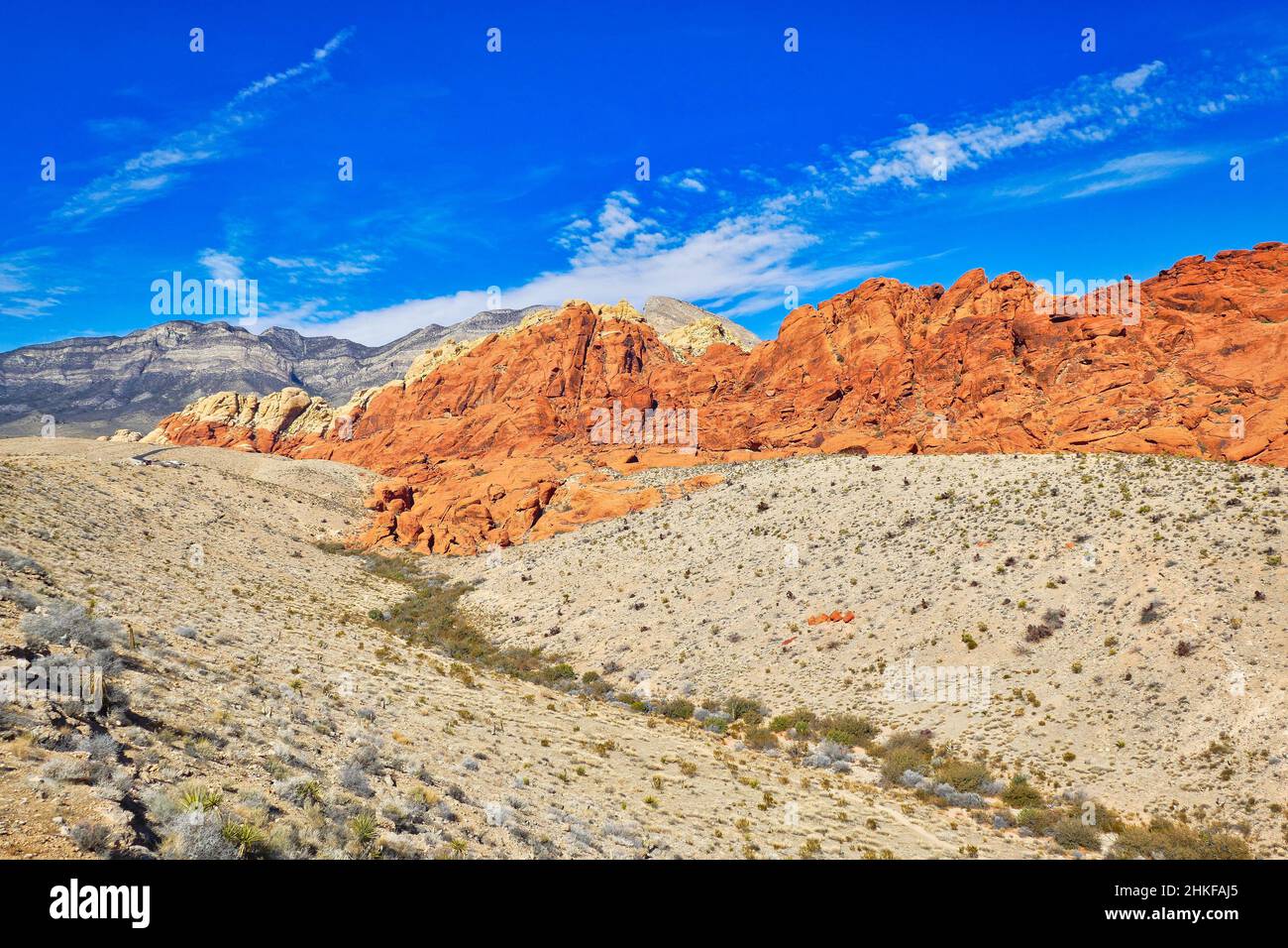 Formazioni rocciose rosse, scure e chiare contrastanti in una valle nella Red Rock Canyon Conservation Area, non lontano da Las Vegas, Nevada Foto Stock