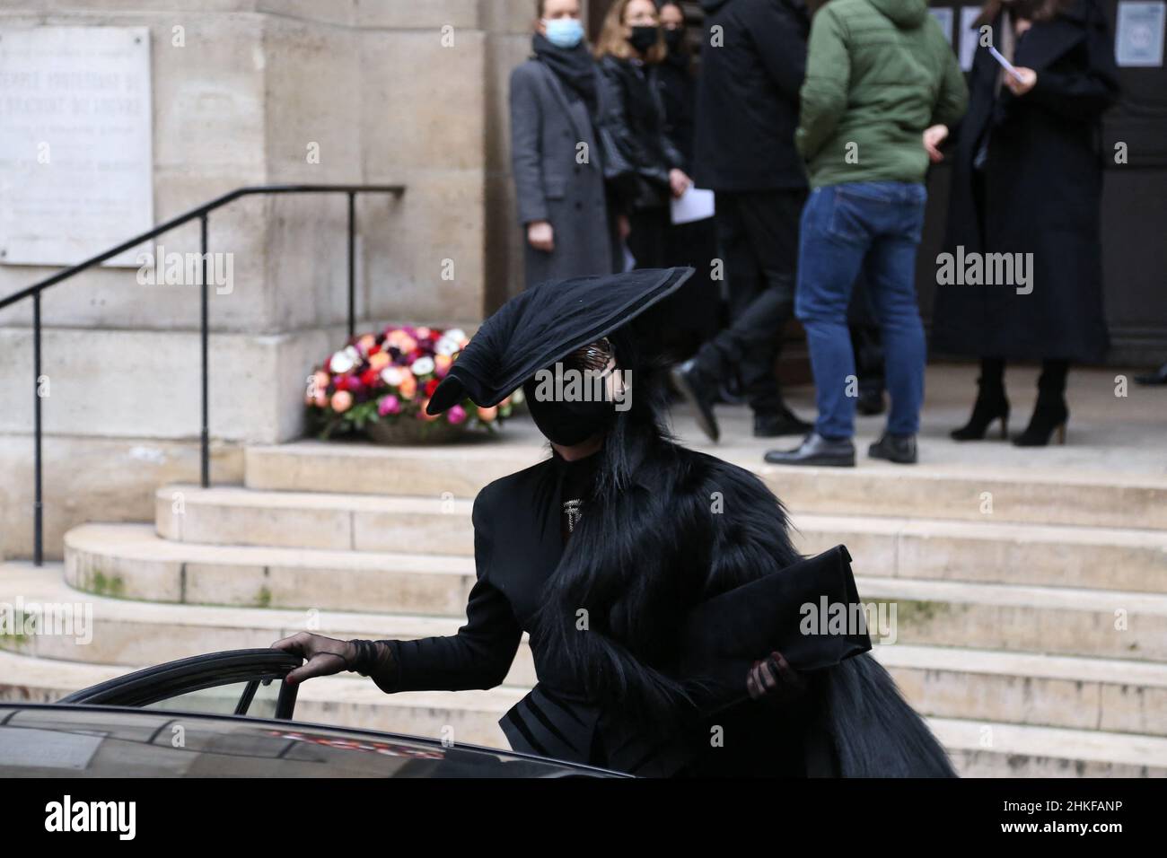 Parigi, Francia. 04th Feb 2022. Ospite durante il funerale del fashion designer Manfred Thierry Mugler al Tempio Protestante dell'Oratorio del Louvre a Parigi, in Francia, il 4 febbraio 2022. Mugler morì all'età di 73 anni il 23 gennaio. Photo by Nasser Berzane/ABACAPRESS.COM Credit: Abaca Press/Alamy Live News Foto Stock