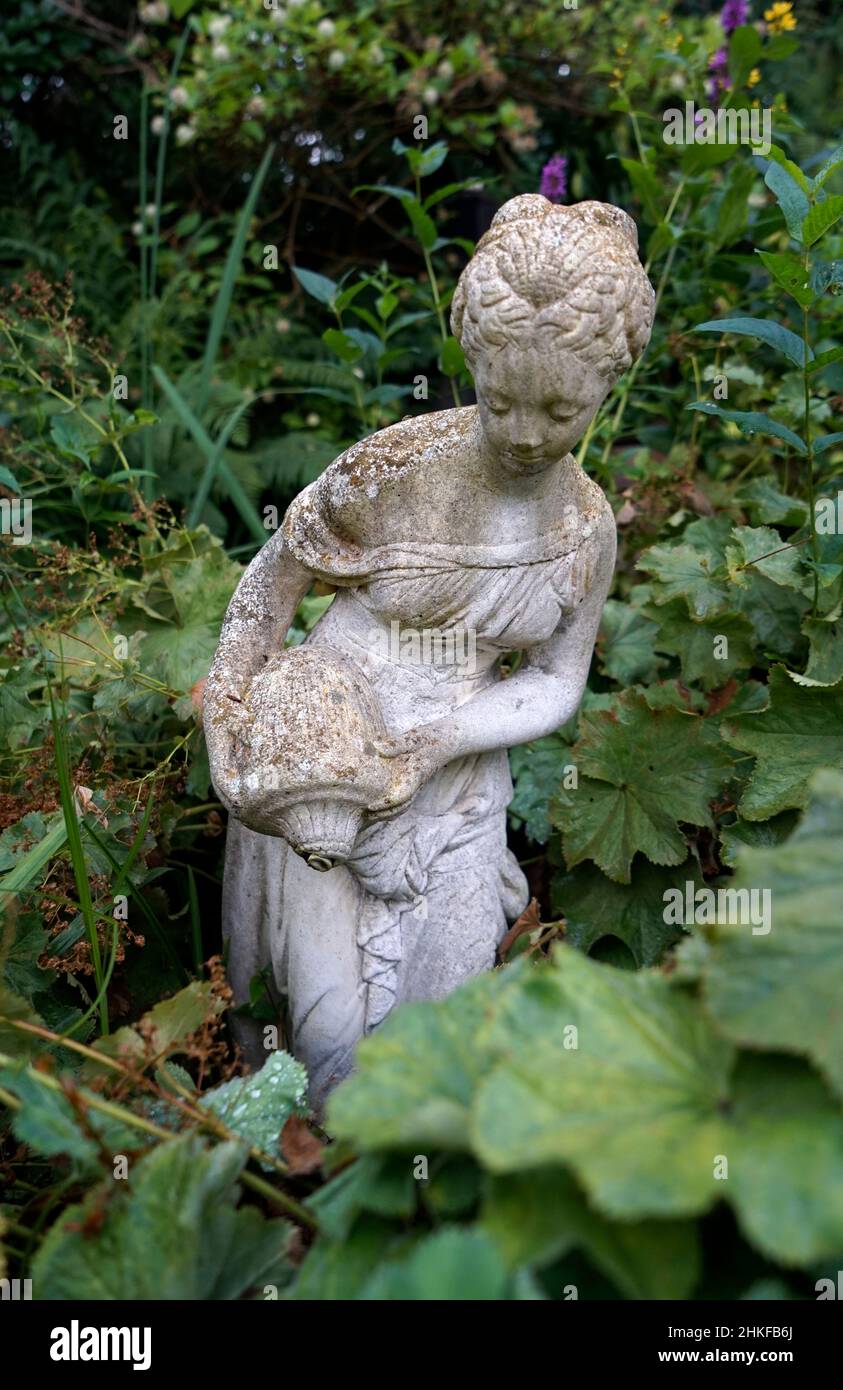 Loozen, Paesi Bassi - ago 17 2021 una statua giardino di una donna che versa acqua da una brocca in Ada Hofmans Pond Gardens Foto Stock