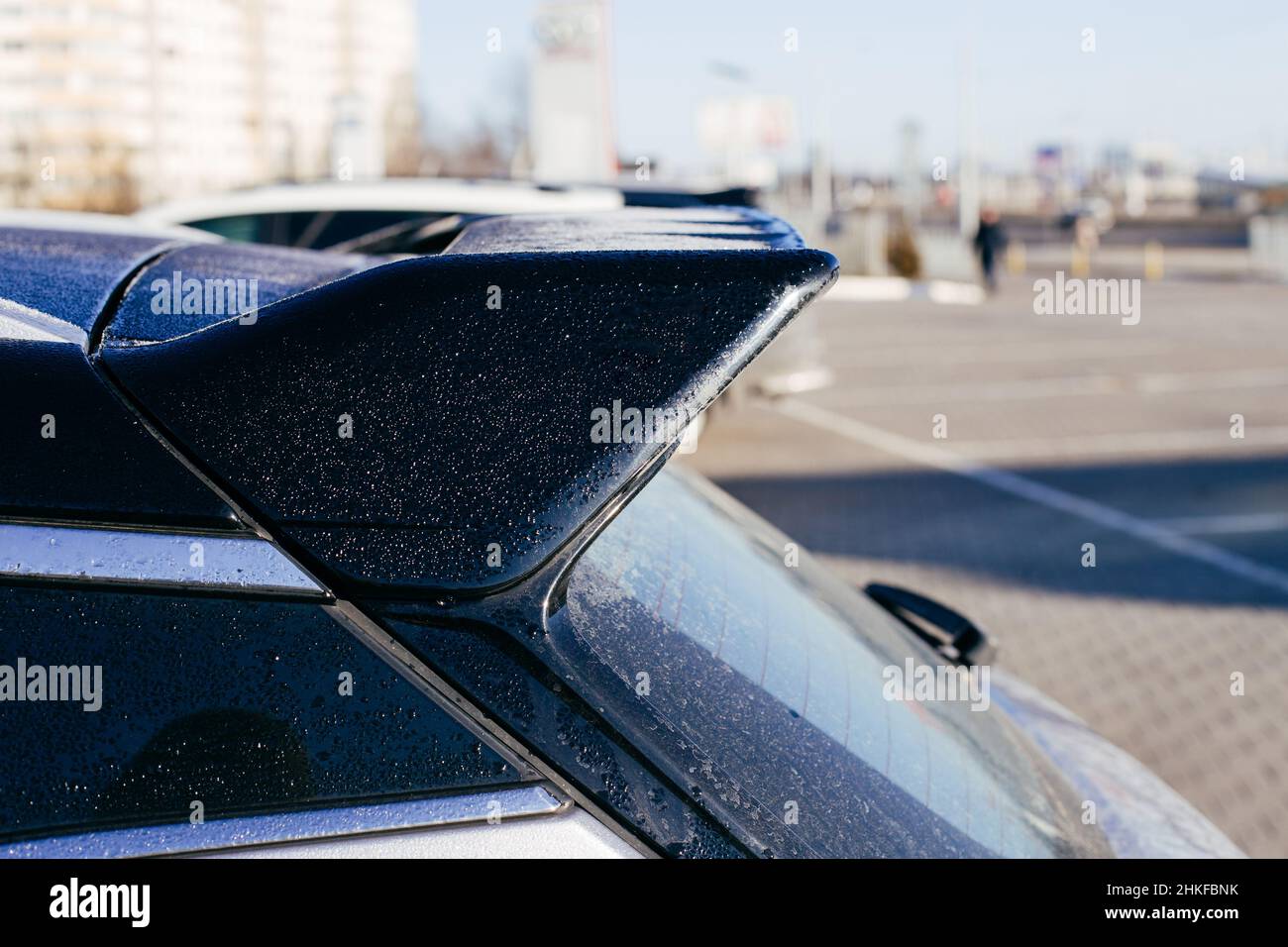 spoiler di un'auto nera in primo piano in pioggia Foto Stock