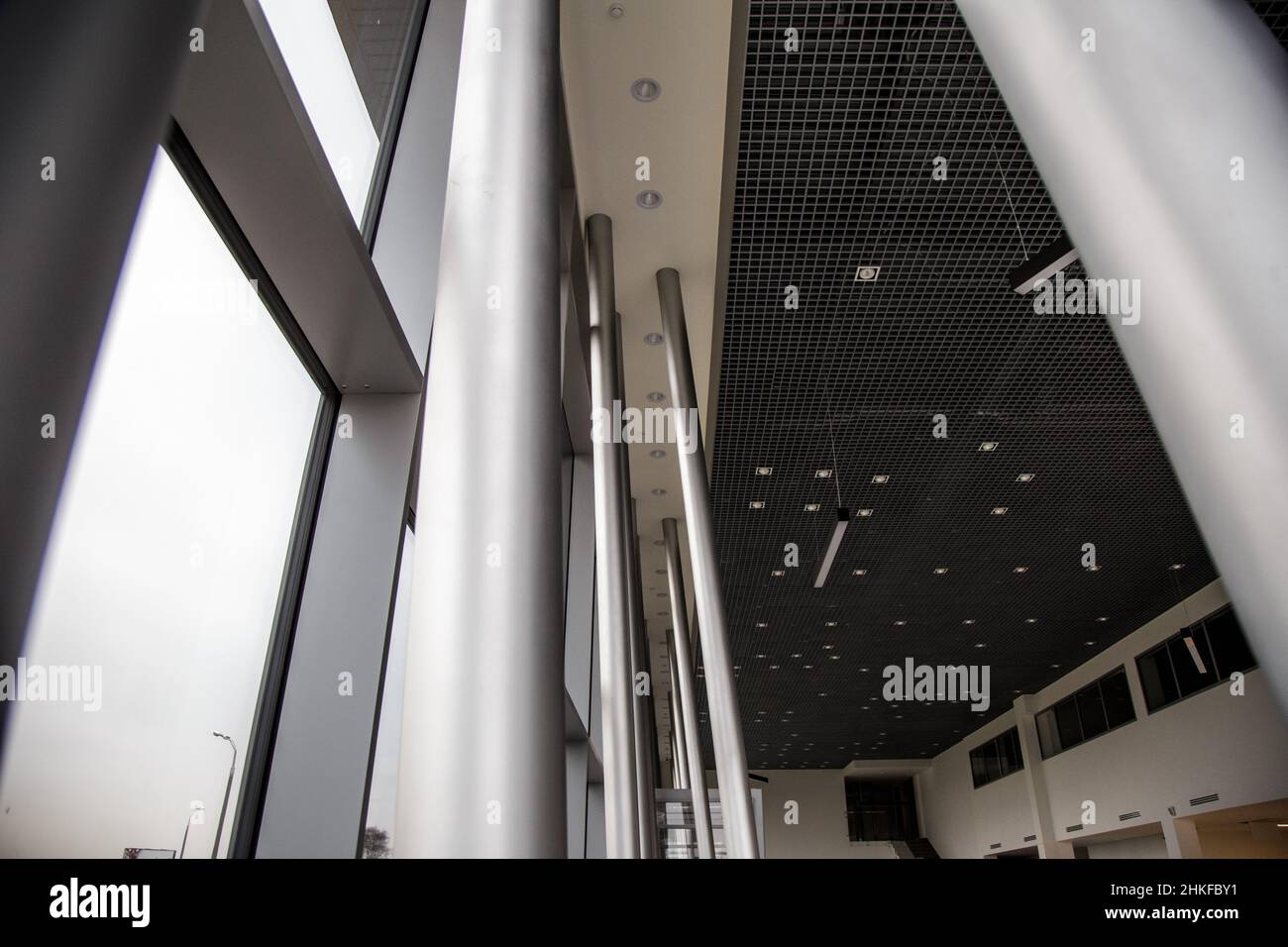soffitto e finestra di una grande sala espositiva Foto Stock