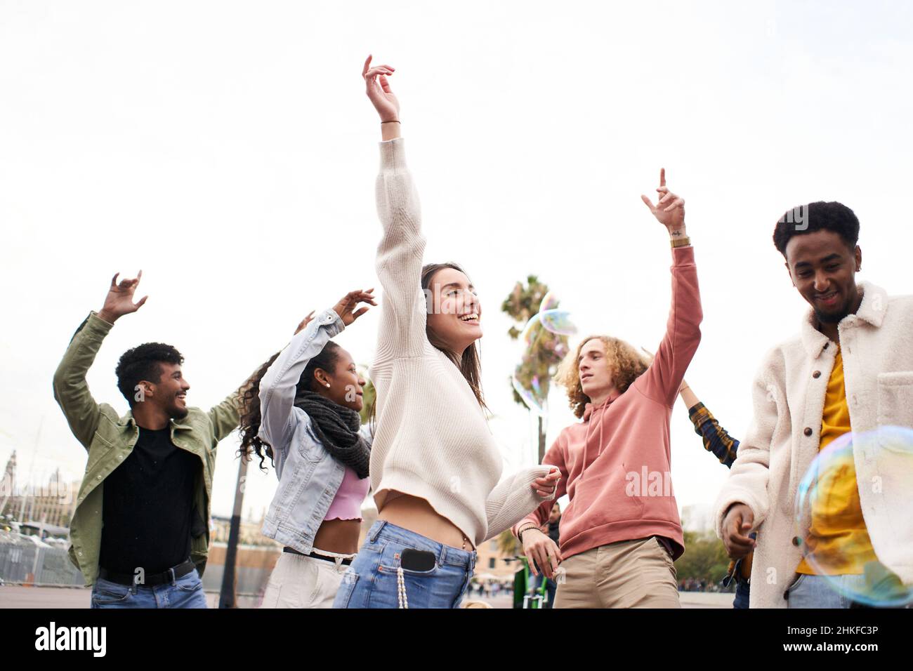 Persone felici che ballano all'aperto. Gruppo di amici che si divertono in una festa di un giorno. Foto Stock