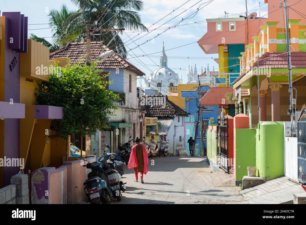 Kanniyakumari, India - Gennaio 2022: Il villaggio di pescatori sul mare. La chiesa nostra Signora di Ransom sullo sfondo. Foto Stock