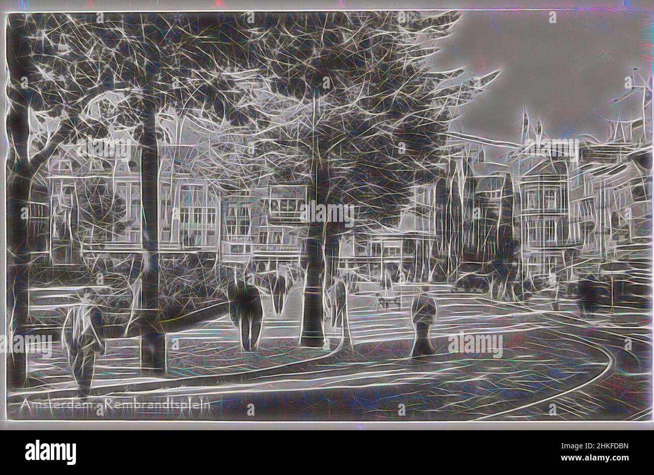 Ispirato da Amsterdam, Rembrandtsplein, Joseph Sliding, Amsterdam, 1915 - 1970, Stampa in argento gelatina, altezza 91 mm x larghezza 140 mm, Reimagined by Artotop. L'arte classica reinventata con un tocco moderno. Design di calda e allegra luminosità e di raggi di luce. La fotografia si ispira al surrealismo e al futurismo, abbracciando l'energia dinamica della tecnologia moderna, del movimento, della velocità e rivoluzionando la cultura Foto Stock
