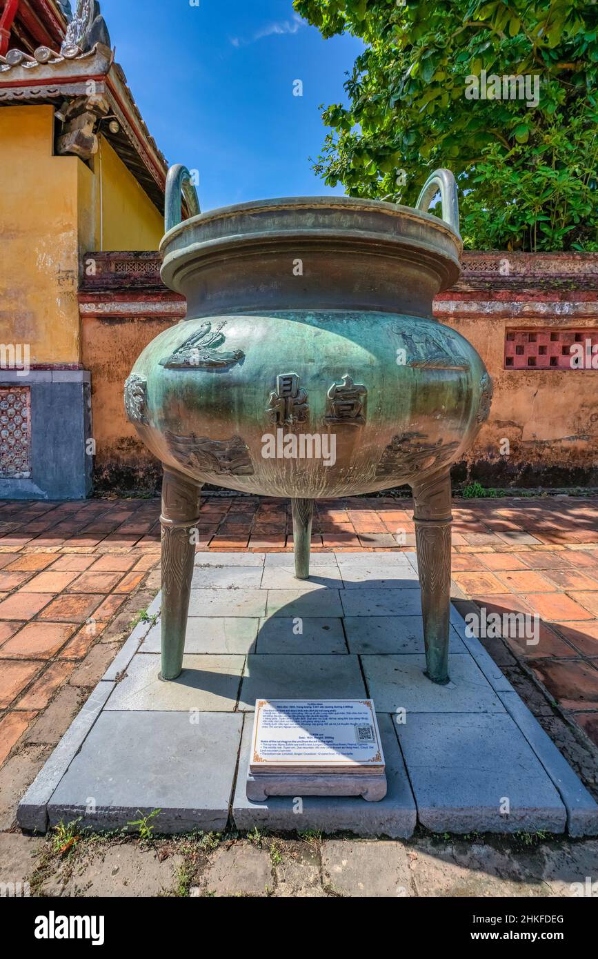 Il Cuu Dinh nella Città Imperiale con la Città Proibita Viola all'interno della Cittadella di Hue, Vietnam. Palazzo reale Imperiale della dinastia Nguyen Foto Stock