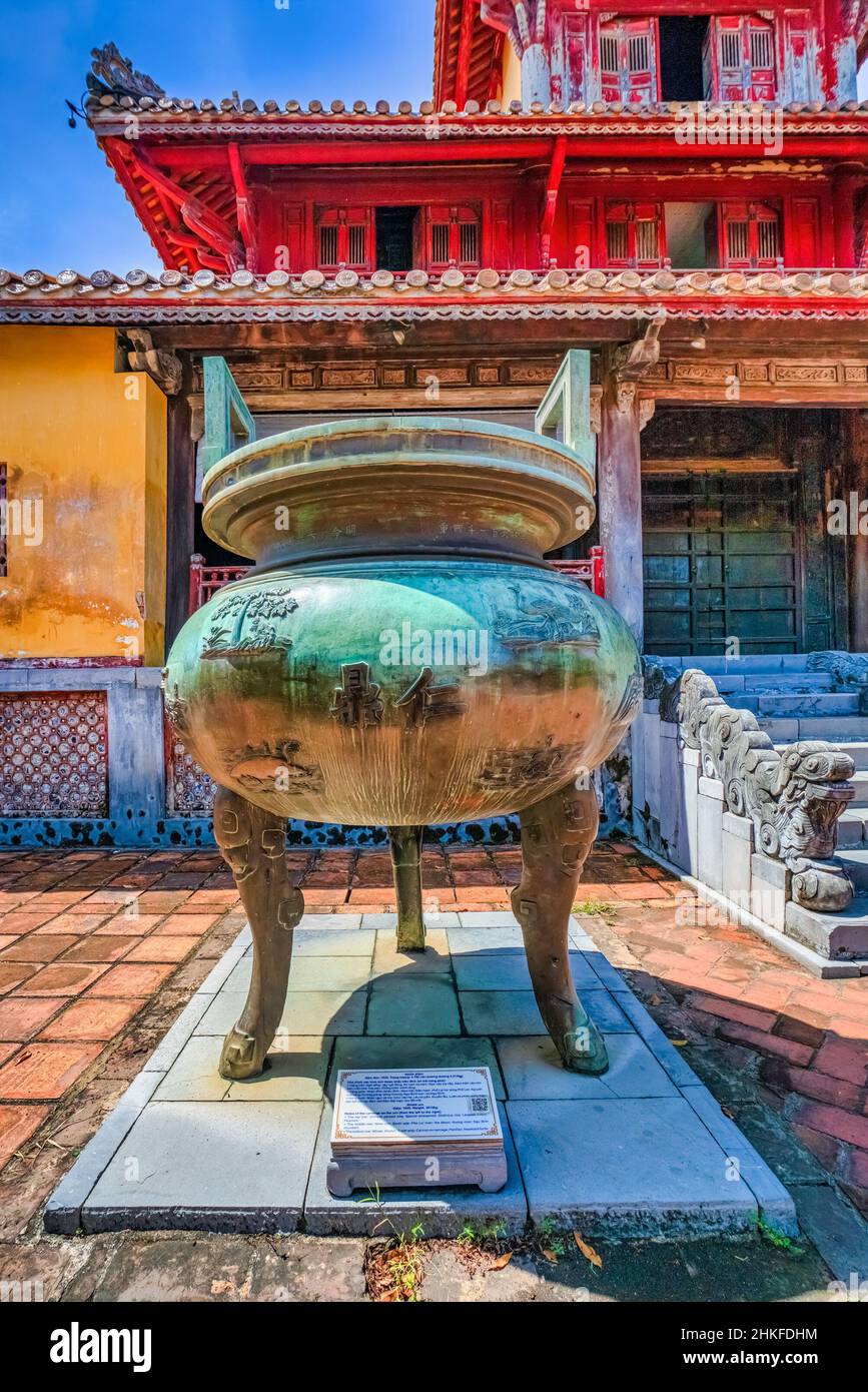 Il Cuu Dinh nella Città Imperiale con la Città Proibita Viola all'interno della Cittadella di Hue, Vietnam. Palazzo reale Imperiale della dinastia Nguyen Foto Stock