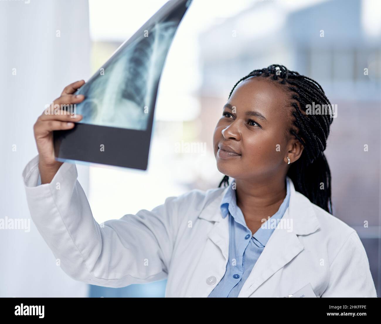 Ha notato qualcosa.... Shot di un medico giovane che analizza una radiografia in un ospedale. Foto Stock