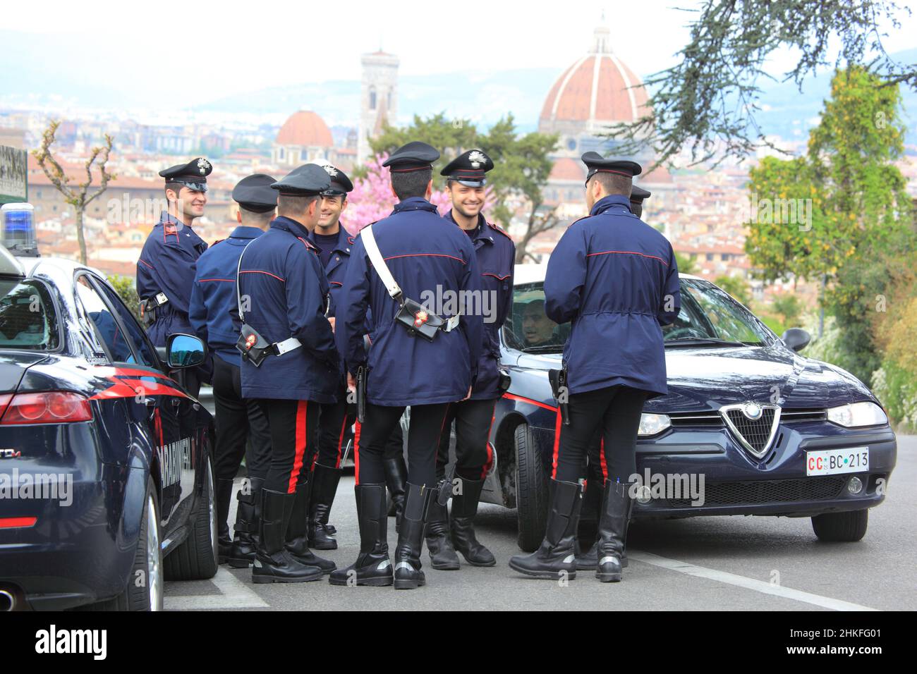 Poliziotti carabinieri italiani con la tua Alfa Romeos, qui a Firenze, Firenze, Toscana, Italia (nessun modello disponibile) Foto Stock