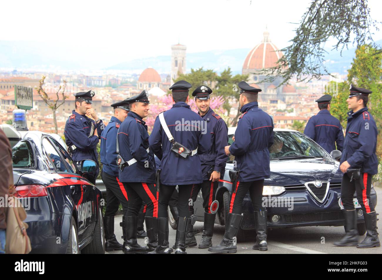 Poliziotti carabinieri italiani con la tua Alfa Romeos, qui a Firenze, Firenze, Toscana, Italia (nessun modello disponibile) Foto Stock