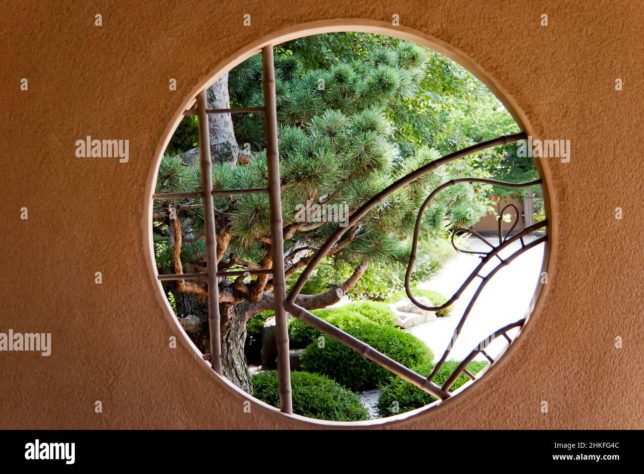Finestra con vista sui giardini Zen, presso il Chicago Botanic Gardens, Glencoe, Illinois. Foto Stock