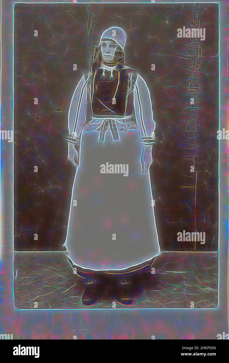 Ispirato da Doll in costume di Marken, Olanda, c.. 1880 - c. 1900, altezza 140 mm x larghezza 95 mm, reinventato da Artotop. L'arte classica reinventata con un tocco moderno. Design di calda e allegra luminosità e di raggi di luce. La fotografia si ispira al surrealismo e al futurismo, abbracciando l'energia dinamica della tecnologia moderna, del movimento, della velocità e rivoluzionando la cultura Foto Stock