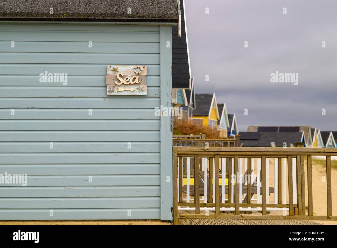 Al cartello sul mare su una capanna sulla Mudeford spit, Hengistbury Head, Christchurch, Dorset, UK Foto Stock