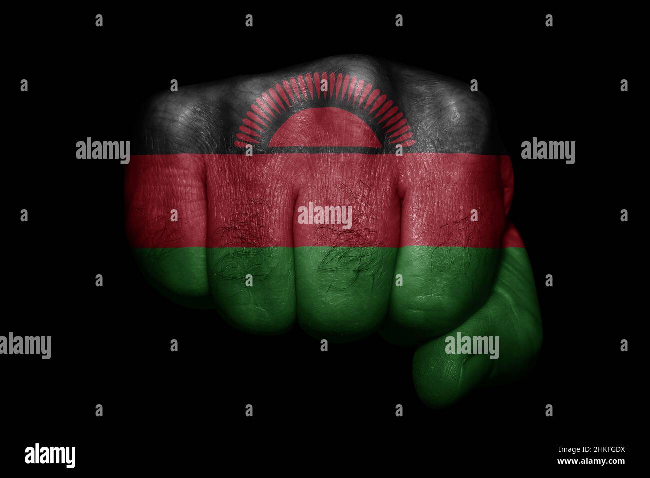 Bandiera del Malawi dipinta su forte pugno su sfondo nero Foto Stock