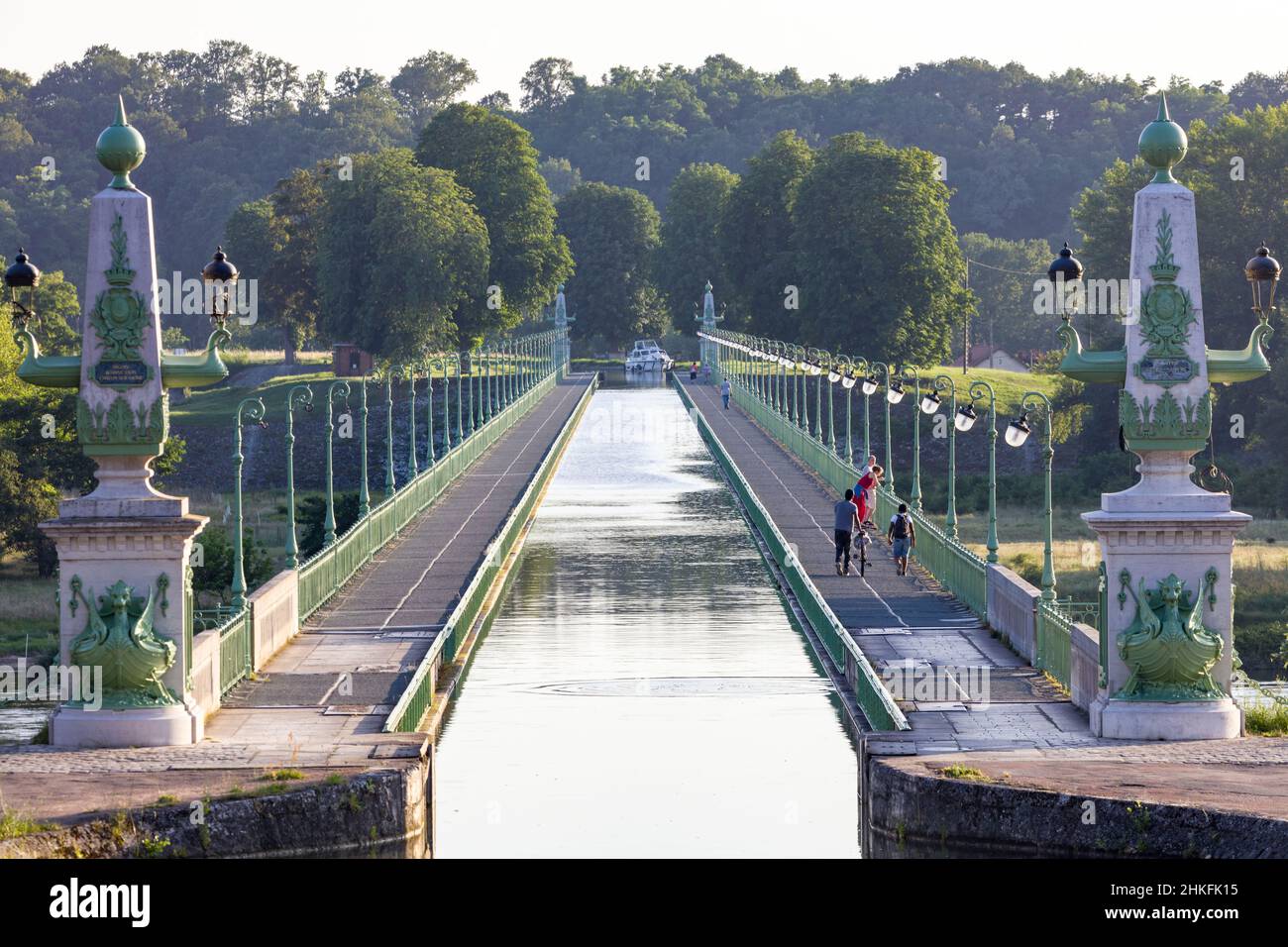 Francia, Loiret, Valle della Loira dichiarata Patrimonio Mondiale dell'Umanità dall'UNESCO, la bicicletta della Loira, la Loira in bicicletta, Briare, ponte sul canale di Briare che passa 45 metri sopra la Loira Foto Stock