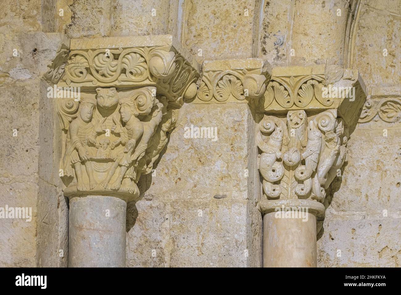 Spagna, Castiglia e León, la Meseta, Carrion de los Condes, tappa sul Camino Francés, percorso spagnolo del pellegrinaggio a Santiago de Compostela, patrimonio mondiale dell'UNESCO, monastero di San Zoilo Cluniac fondato nel 10th secolo, capitali della porta romanica della chiesa Foto Stock