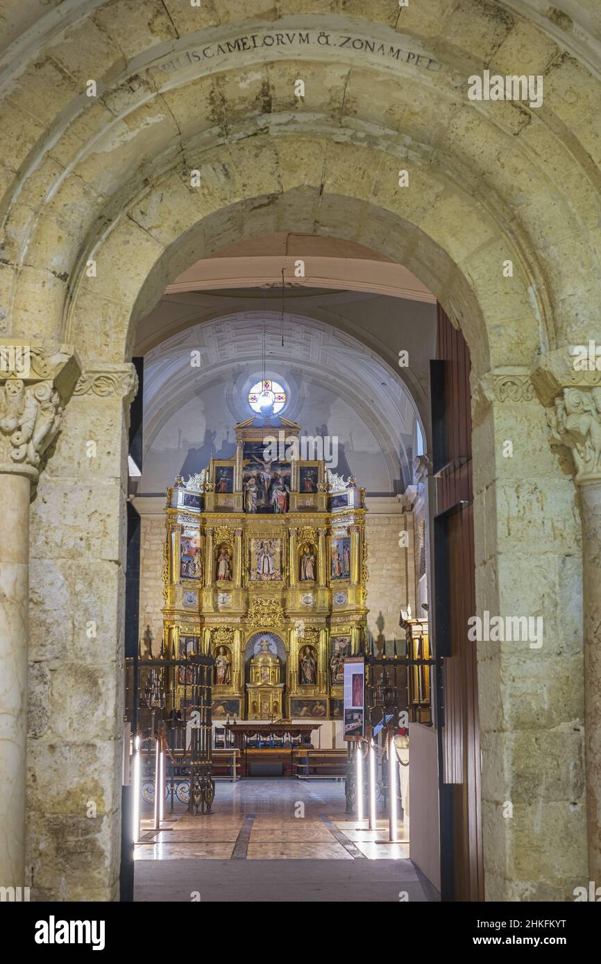 Spagna, Castiglia e León, la Meseta, Carrion de los Condes, tappa sul Camino Francés, itinerario spagnolo del pellegrinaggio a Santiago de Compostela, patrimonio mondiale dell'UNESCO, monastero di San Zoilo Cluniac fondato nel 10th secolo, porta romanica della chiesa e pala d'altare maggiore Foto Stock