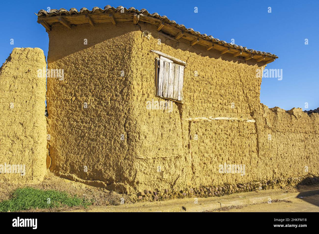 Spagna, Castiglia e León, la Meseta, Terradillos de los Templarios, tappa sul Camino Francés, percorso spagnolo del pellegrinaggio a Santiago de Compostela, patrimonio mondiale dell'UNESCO, case di adobe Foto Stock