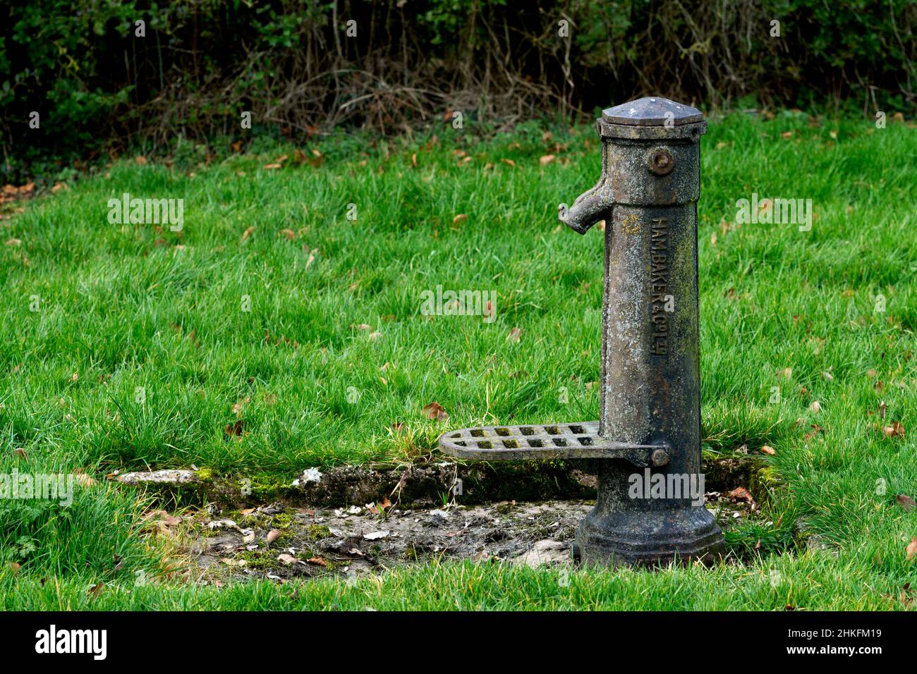 Il vecchio villaggio pompa a Barcheston, Warwickshire, Inghilterra, Regno Unito Foto Stock