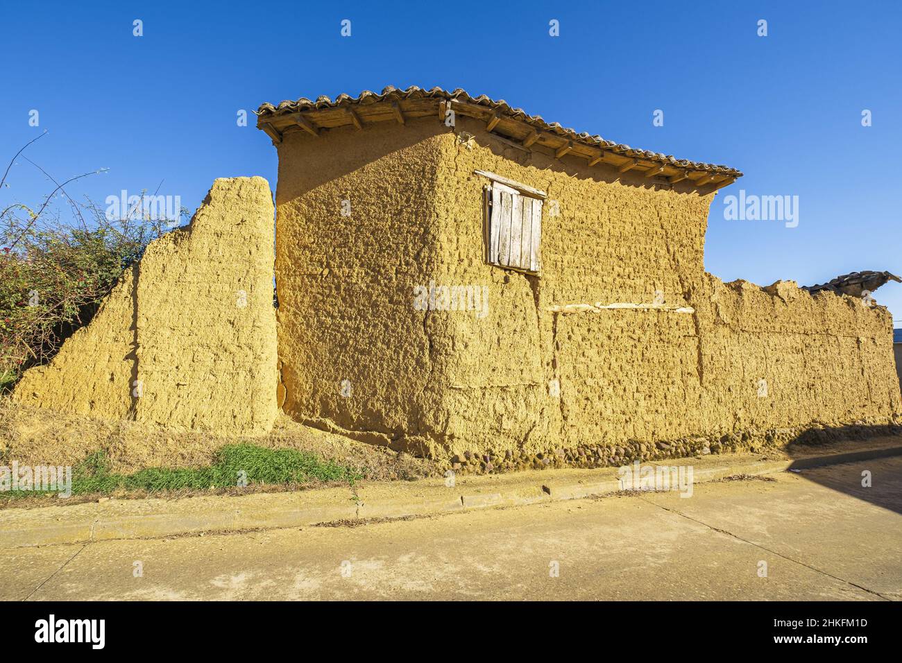 Spagna, Castiglia e León, la Meseta, Terradillos de los Templarios, tappa sul Camino Francés, percorso spagnolo del pellegrinaggio a Santiago de Compostela, patrimonio mondiale dell'UNESCO, case di adobe Foto Stock