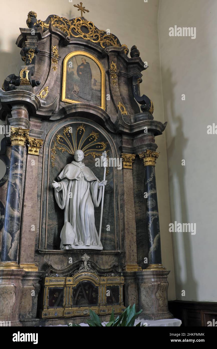 Francia, Haute Saone, Lure, Avenue Carnot, chiesa di Saint Martin ricostruita nel 18th secolo, altare laterale, pala d'altare, Saint Colomban, reliquiario di Saint Desle e Saint Colombin Foto Stock