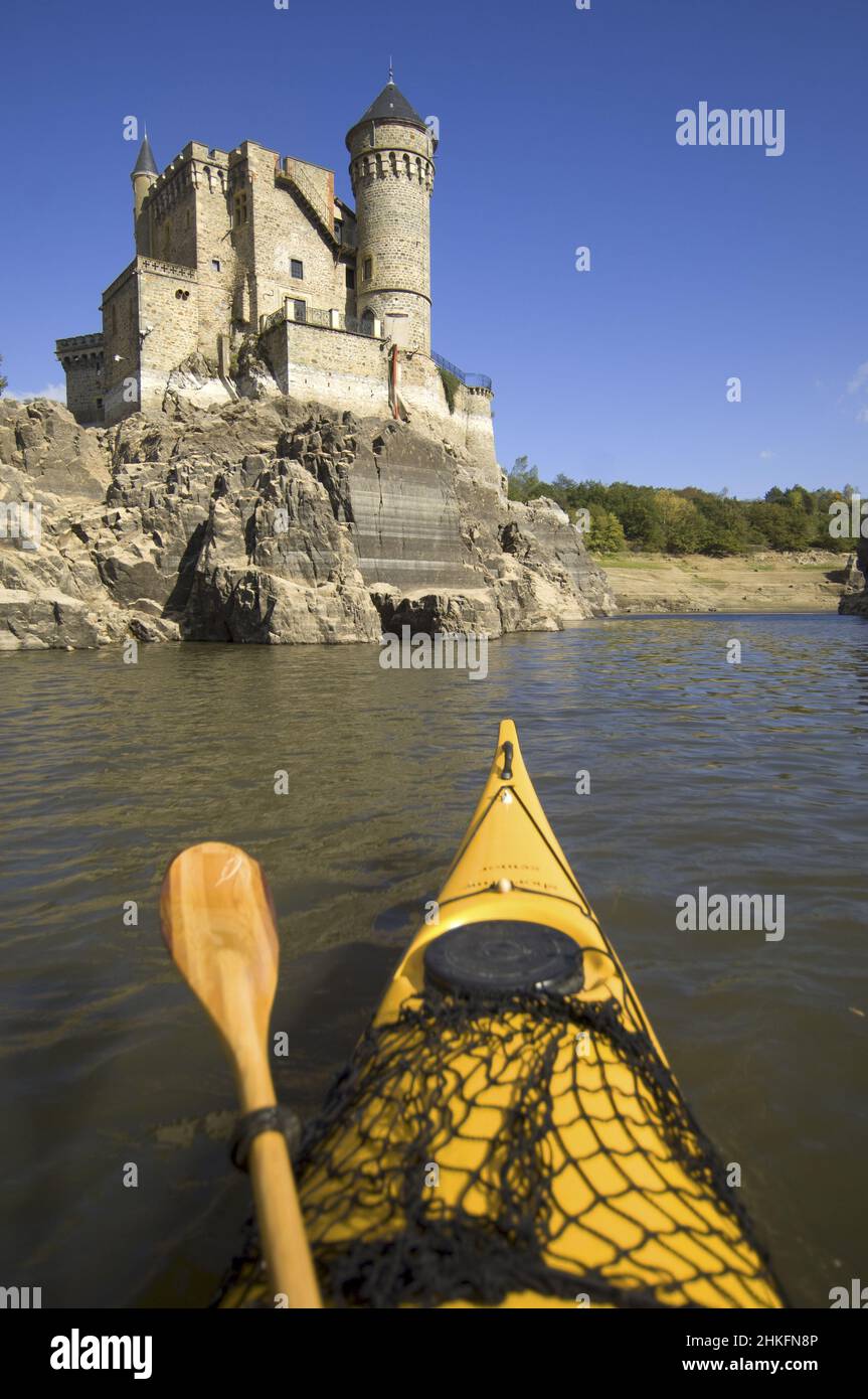 Francia, Haute-Loire (43), escursioni, kayak in itinerante nella Valle della Loira, sul lago della diga Grangent, passaggio ai piedi del castello della Roche, Saint-Priest Foto Stock