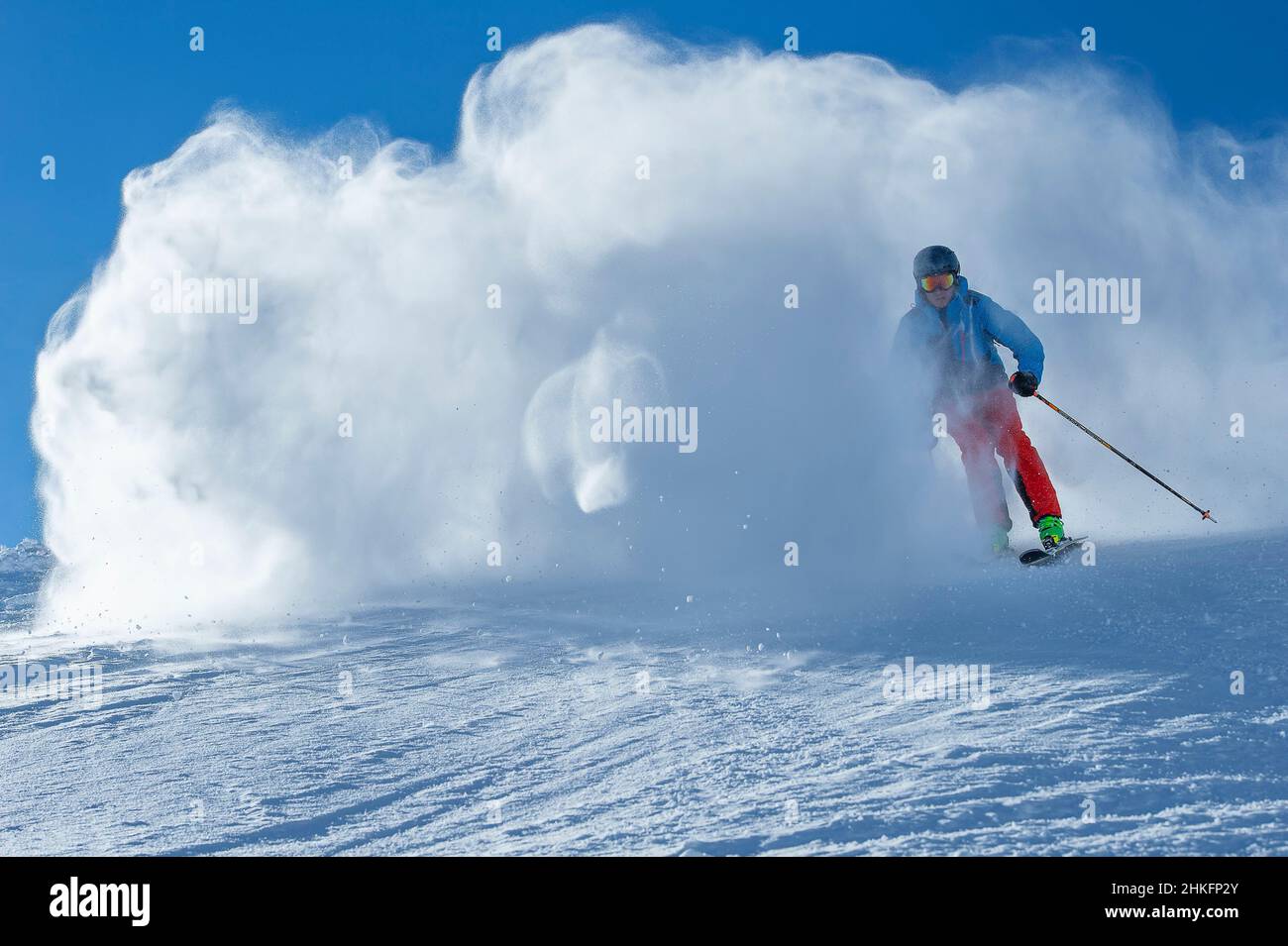 Francia, alta Savoia, massiccio del Monte Bianco, Val Montjoie, Les Contamines Montjoie, Attività invernale nel comprensorio sciistico, sci alpino, 1 sciatori esce da una nube di neve polverosa sulla pista col Foto Stock