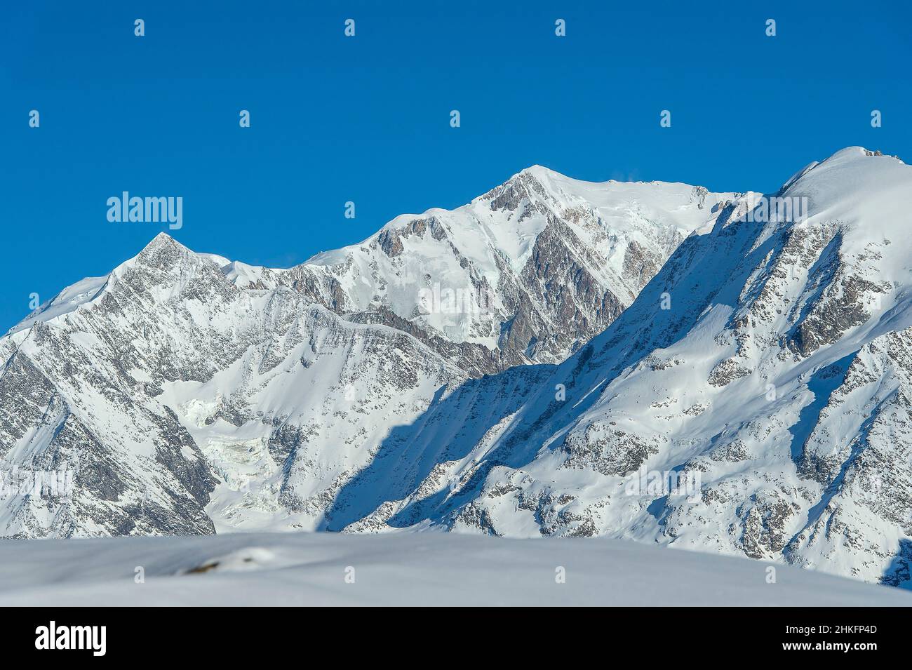 Francia, alta Savoia, massiccio del Monte Bianco, Val Montjoie, Les Contamines Montjoie, Attività invernale sul comprensorio sciistico, Monte Bianco a breve distanza tra l'Aiguille de Bionnassay e la Domes de Miage Foto Stock
